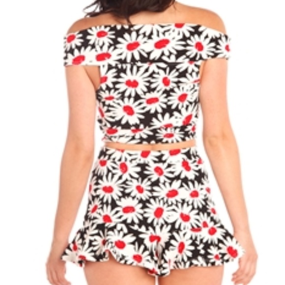 2 PIECE SET DAISY PRINT SHORTS AND TOP - Picture 2 of 2